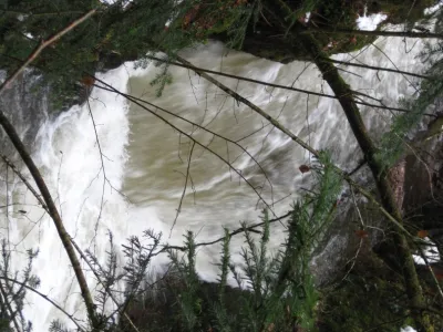 Seuil de 2 m en fin de la 1ère gorge. Rappel par bonnes eaux